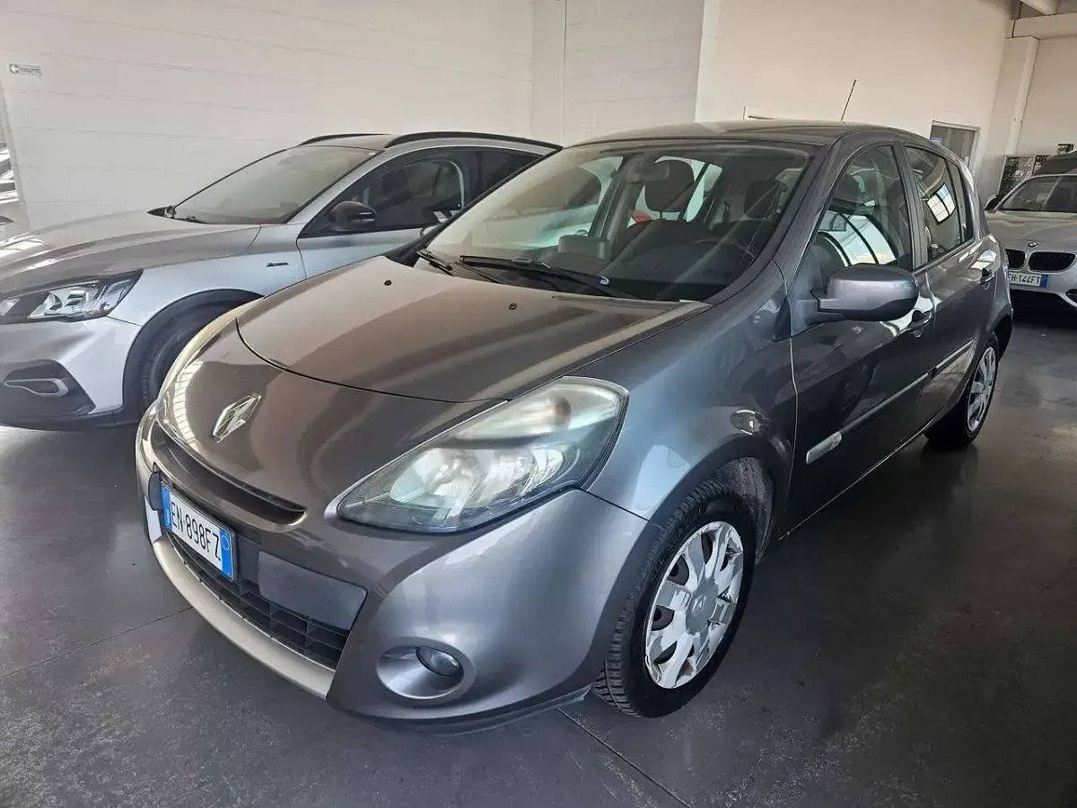 Usata Renault Clio III Dynamique 75 CV (55 kW) 2012 Grigio Berlina