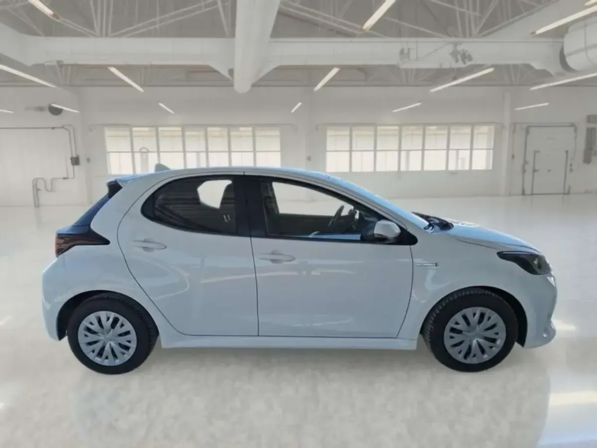 Usata Toyota Yaris Hybrid Business Edition 92 CV (67 kW) 2021 Bianco Berlina
