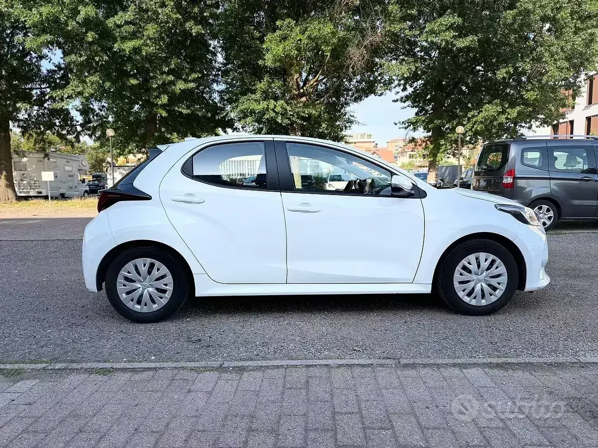 Usata Toyota Yaris Hybrid Active 92 CV (67 kW) 2023 Bianco Berlina