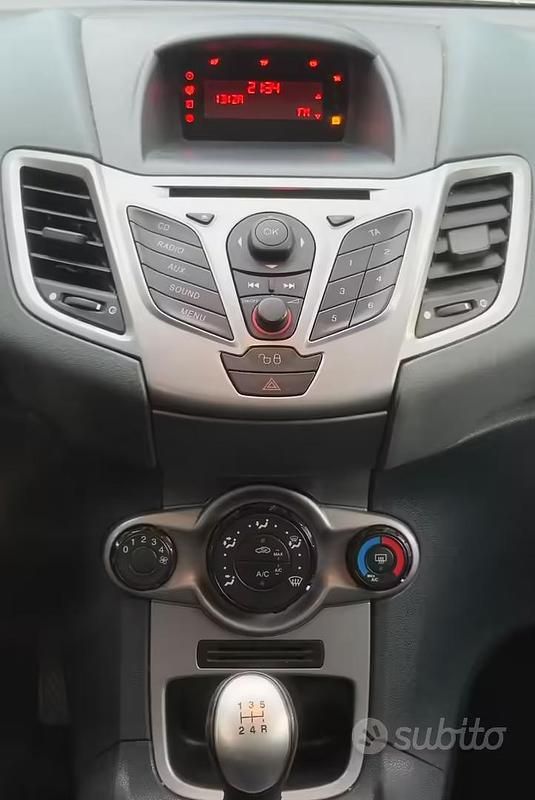 Usata Ford Fiesta Titanium 82 CV (60 kW) 2010 Grigio Utilitaria