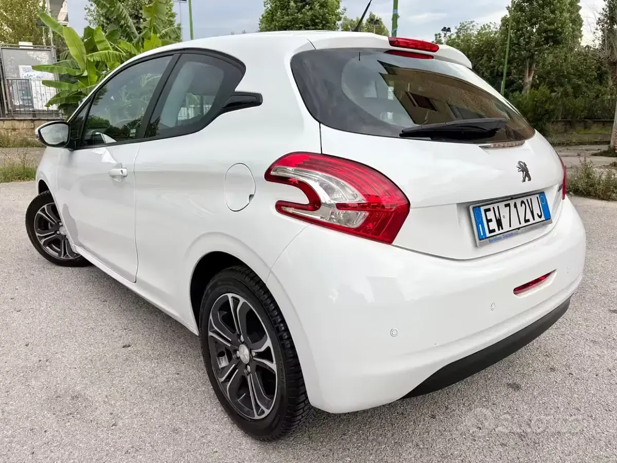 Usata Peugeot 208 68 CV (50 kW) 2014 Bianco Utilitaria