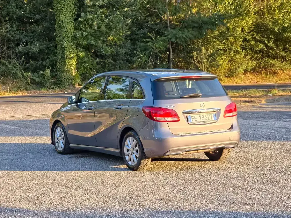 Usata Mercedes B180 Business 109 CV (80 kW) 2016 Marrone Utilitaria