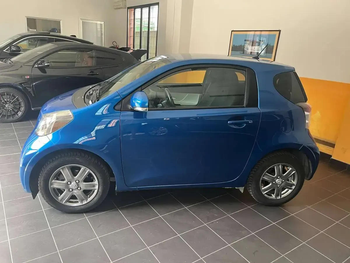 Usata Toyota iQ Lounge 68 CV (50 kW) 2012 Blu/azzurro Utilitaria
