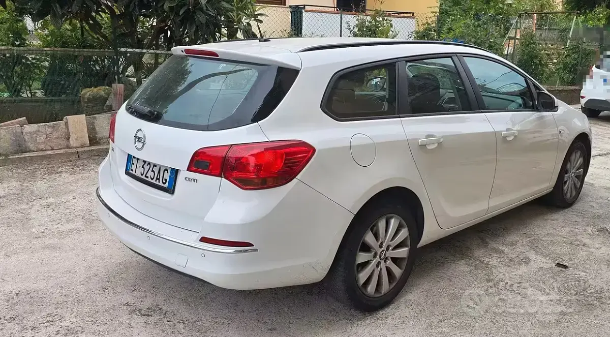 Usata Opel Astra Cosmo 110 CV (80 kW) 2013 Bianco Station wagon