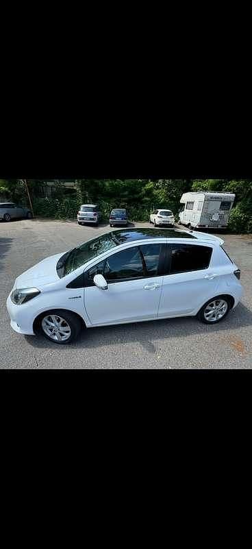 Usata Toyota Yaris Hybrid Lounge+ 75 CV (55 kW) 2014 Bianco Berlina