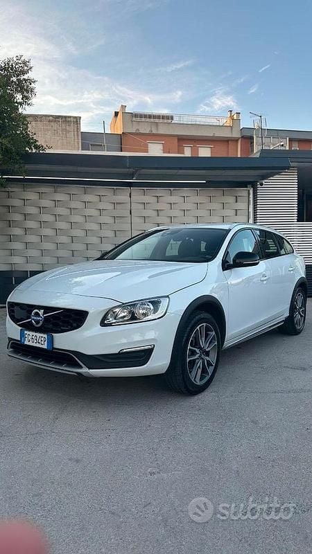 Bianco Usata 2017 Volvo V60 CC Kinetic Station wagon | 8500 € - Immagine 1/4