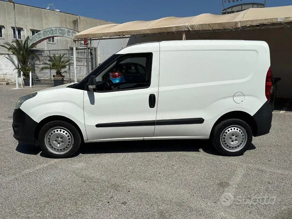 Usata Opel Combo 120 CV (88 kW) 2012 Bianco Monovolume