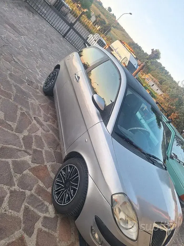 Usado Lancia Ypsilon 69 HP (50 kW) 2006 Cinzento Citadino