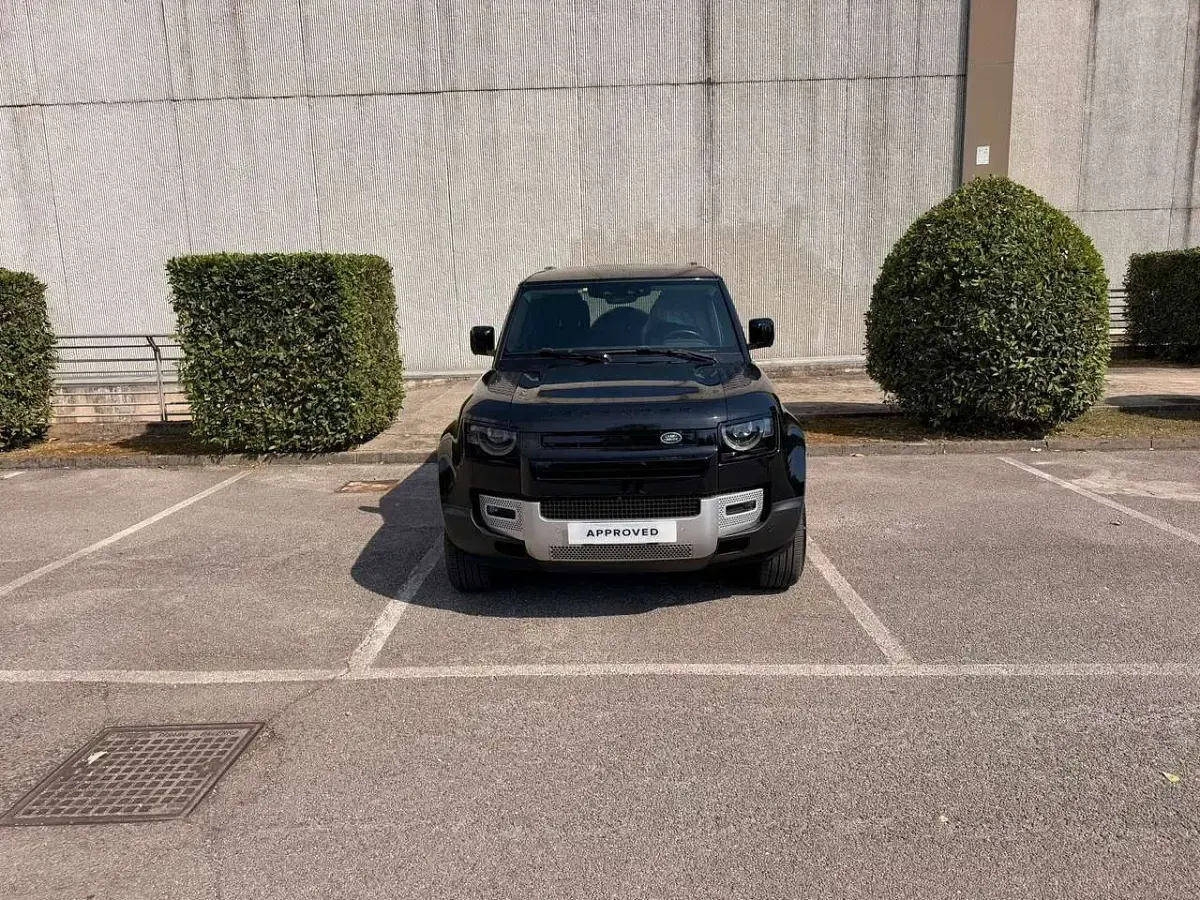 Usata Land Rover Defender SE 200 CV (147 kW) 2024 Santorini black SUV