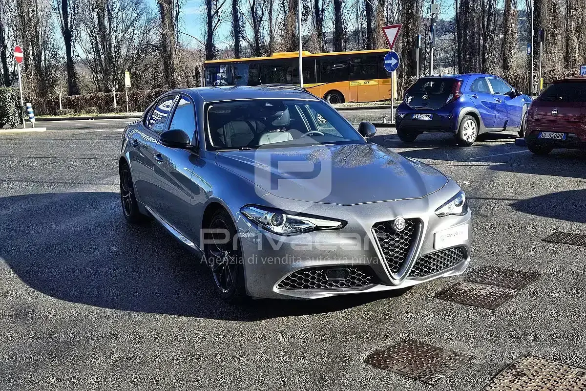 Begagnad Alfa Romeo Giulia 160 HK (117 kW) 2019 Grå Sedan