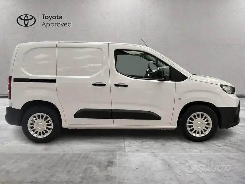 Usata Toyota Proace City City 100 kW (136 CV) 2024 Bianco Monovolume