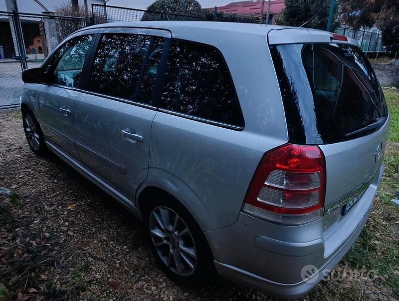 Usata Opel Zafira 150 CV (110 kW) 2009 Grigio Monovolume