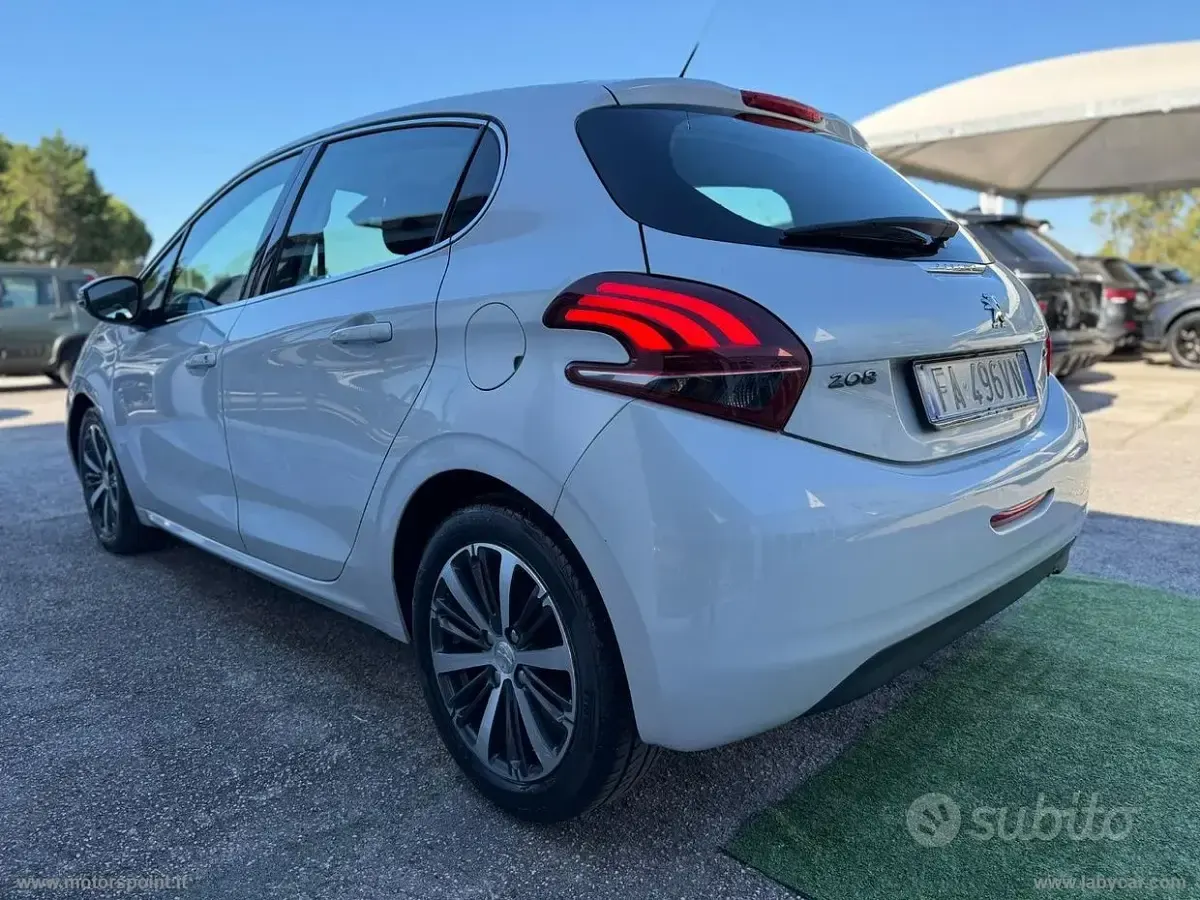 Usata Peugeot 208 Allure 75 CV (55 kW) 2015 Bianco Utilitaria