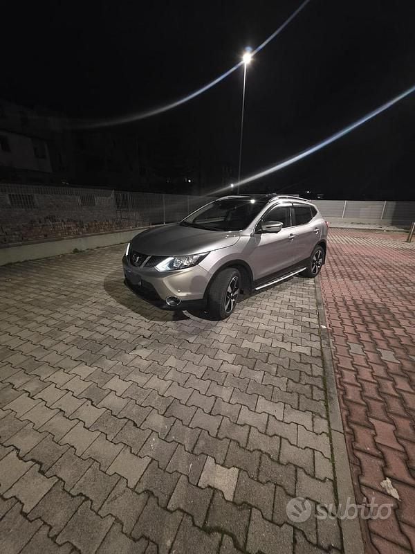 Usata Nissan Qashqai N-Connecta 110 CV (80 kW) 2016 Grigio SUV