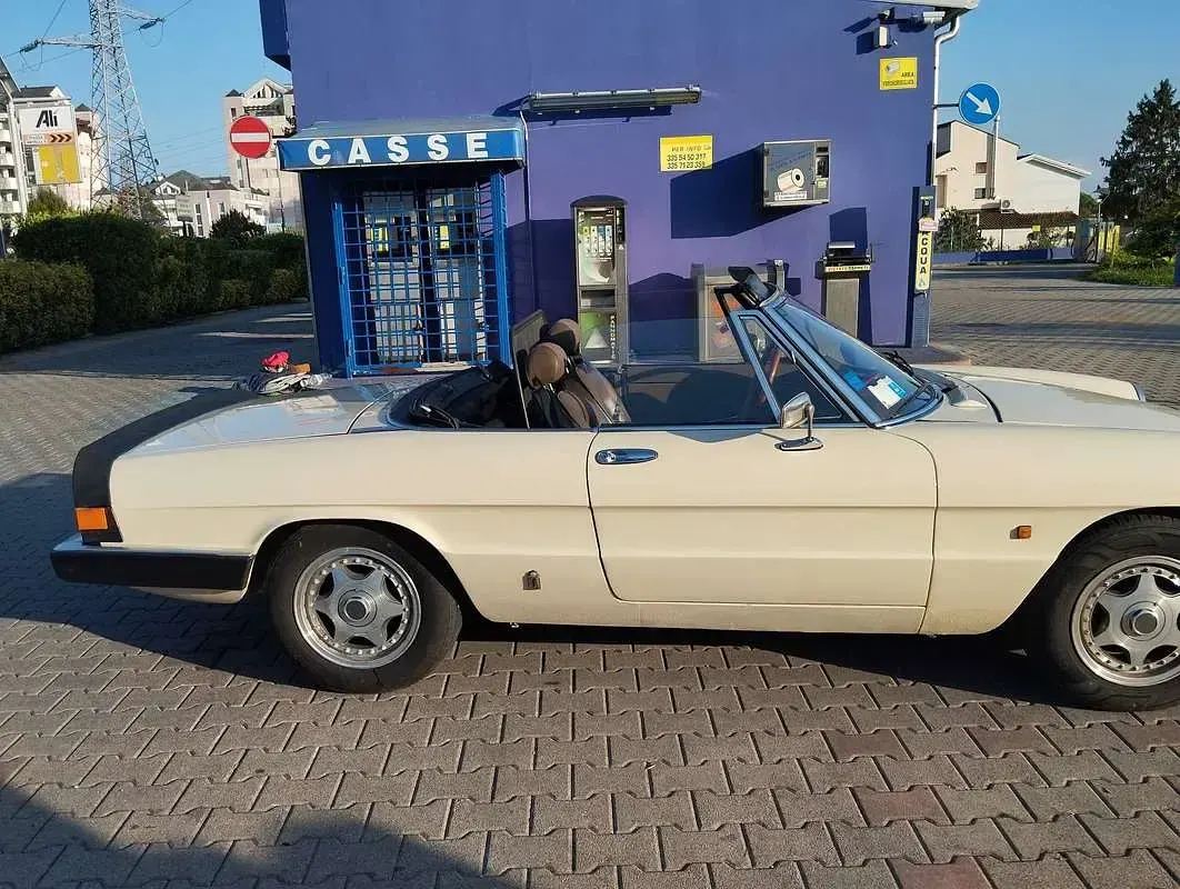 Usata Alfa Romeo Spider 103 CV (75 kW) 1984 Beige Cabrio