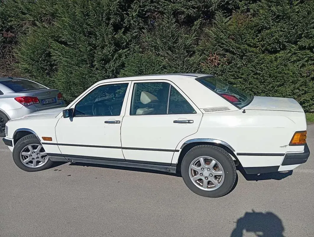 Usata Mercedes 190 122 CV (89 kW) 1984 Berlina