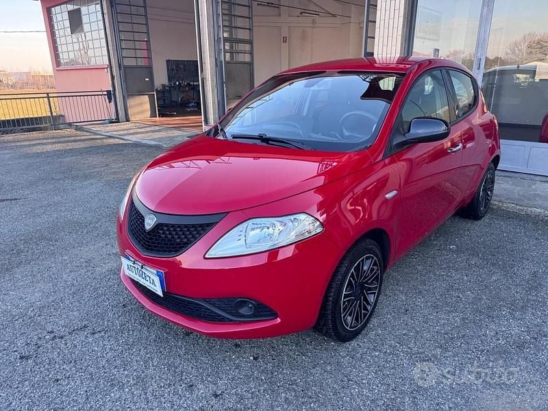Usata Lancia Ypsilon Gold 69 CV (50 kW) 2019 Rosso Utilitaria