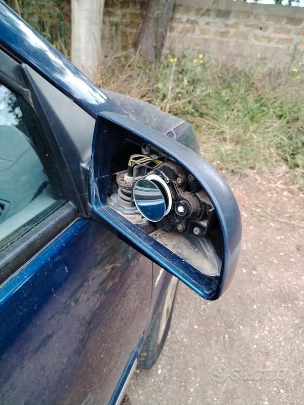 Usata Kia Carens 112 CV (82 kW) 2004 Blu Monovolume