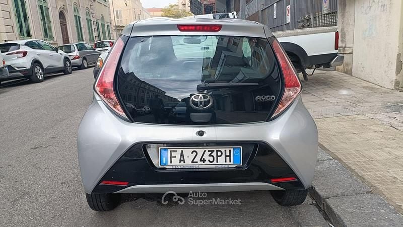 Usata Toyota Aygo 69 CV (50 kW) 2015 Argento Utilitaria
