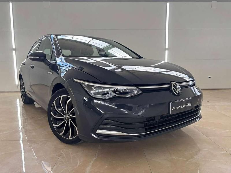 Grigio Usata 2022 VW Golf VIII Style Tre volumi | 23.800 € (Buon prezzo) - Immagine 1/4