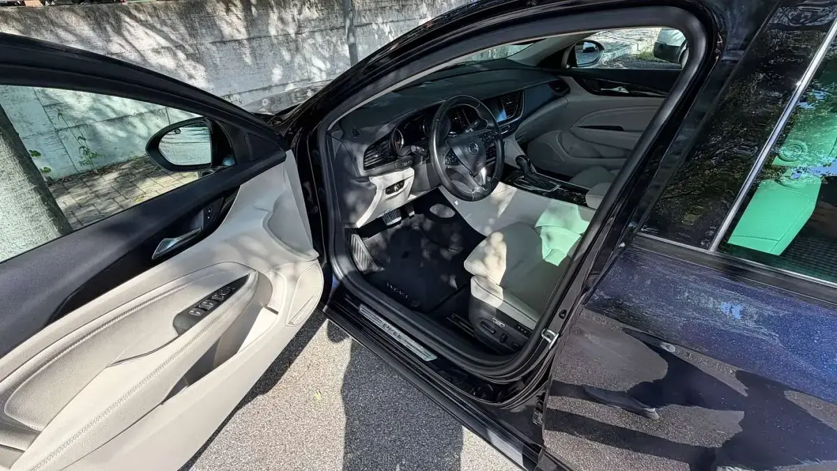 Usata Opel Insignia Sport 136 CV (100 kW) 2017 Blu/azzurro Berlina