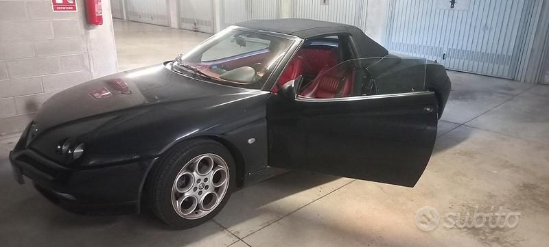 Usata Alfa Romeo Spider 122 CV (89 kW) 2002 Nero Cabrio