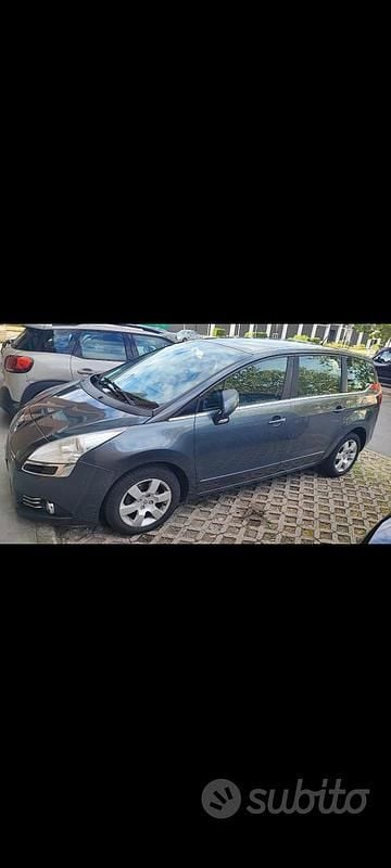 Usata Peugeot 5008 109 CV (80 kW) 2011 Grigio Monovolume