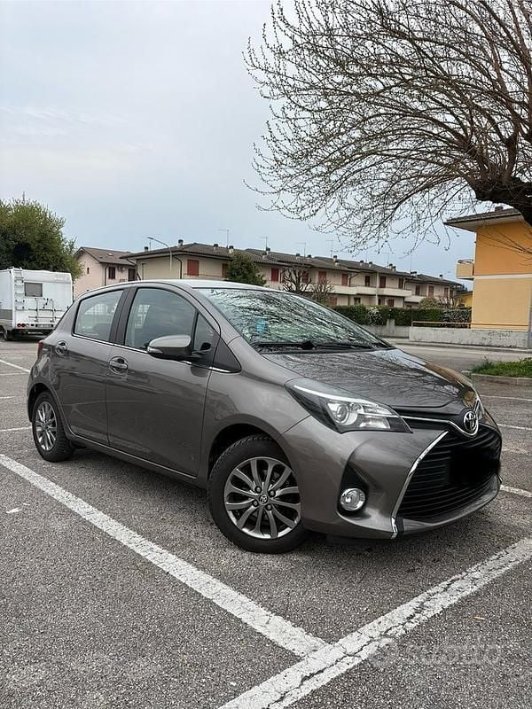 Usata Toyota Yaris 2017 Grigio Utilitaria