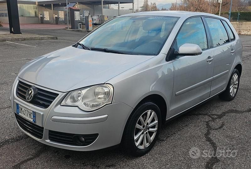 Grigio Usata 2008 VW Polo Tre volumi | 2690 € (Buon prezzo) - Immagine 1/4
