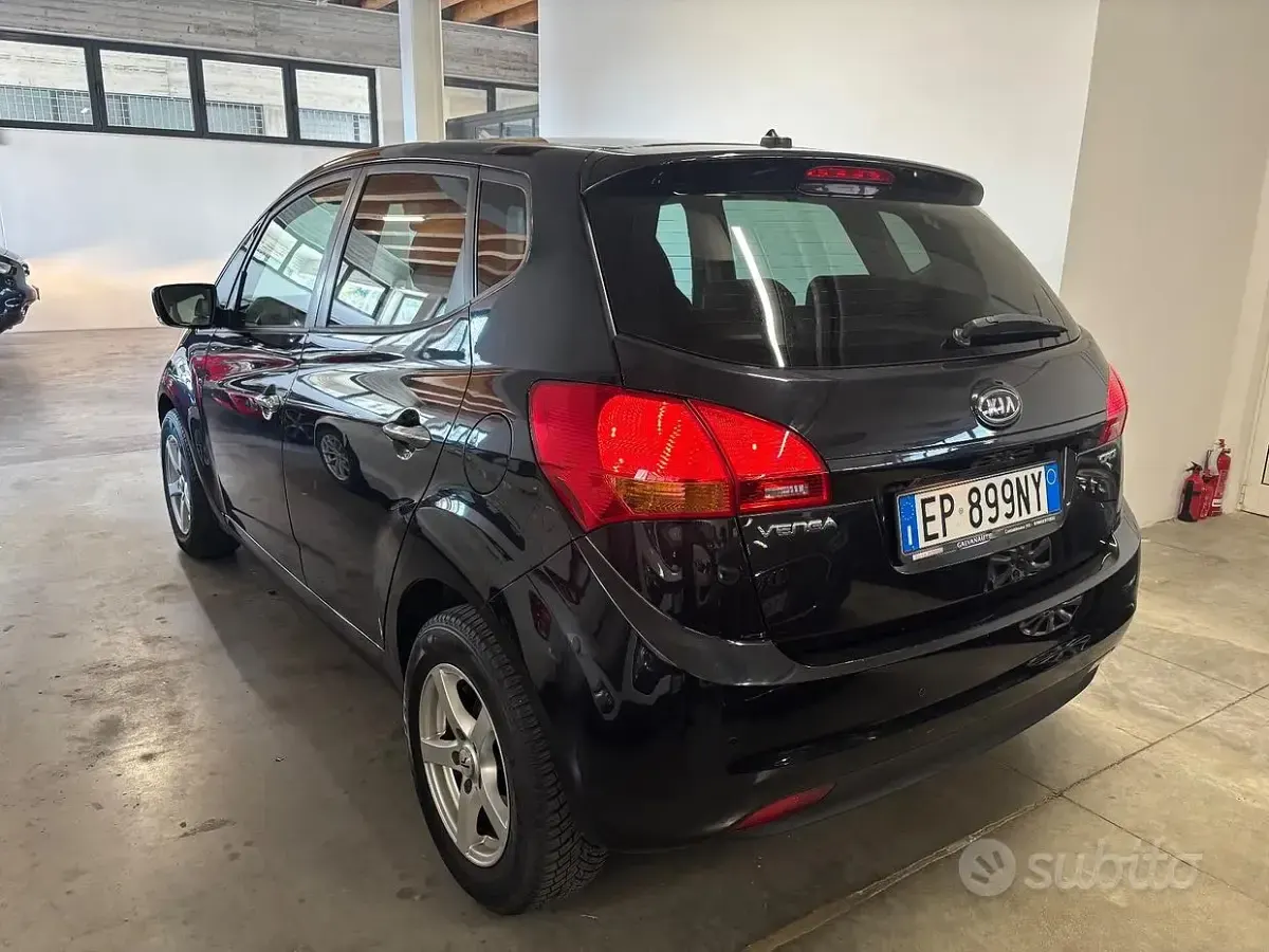 Usata Kia Venga 128 CV (94 kW) 2012 Nero Utilitaria