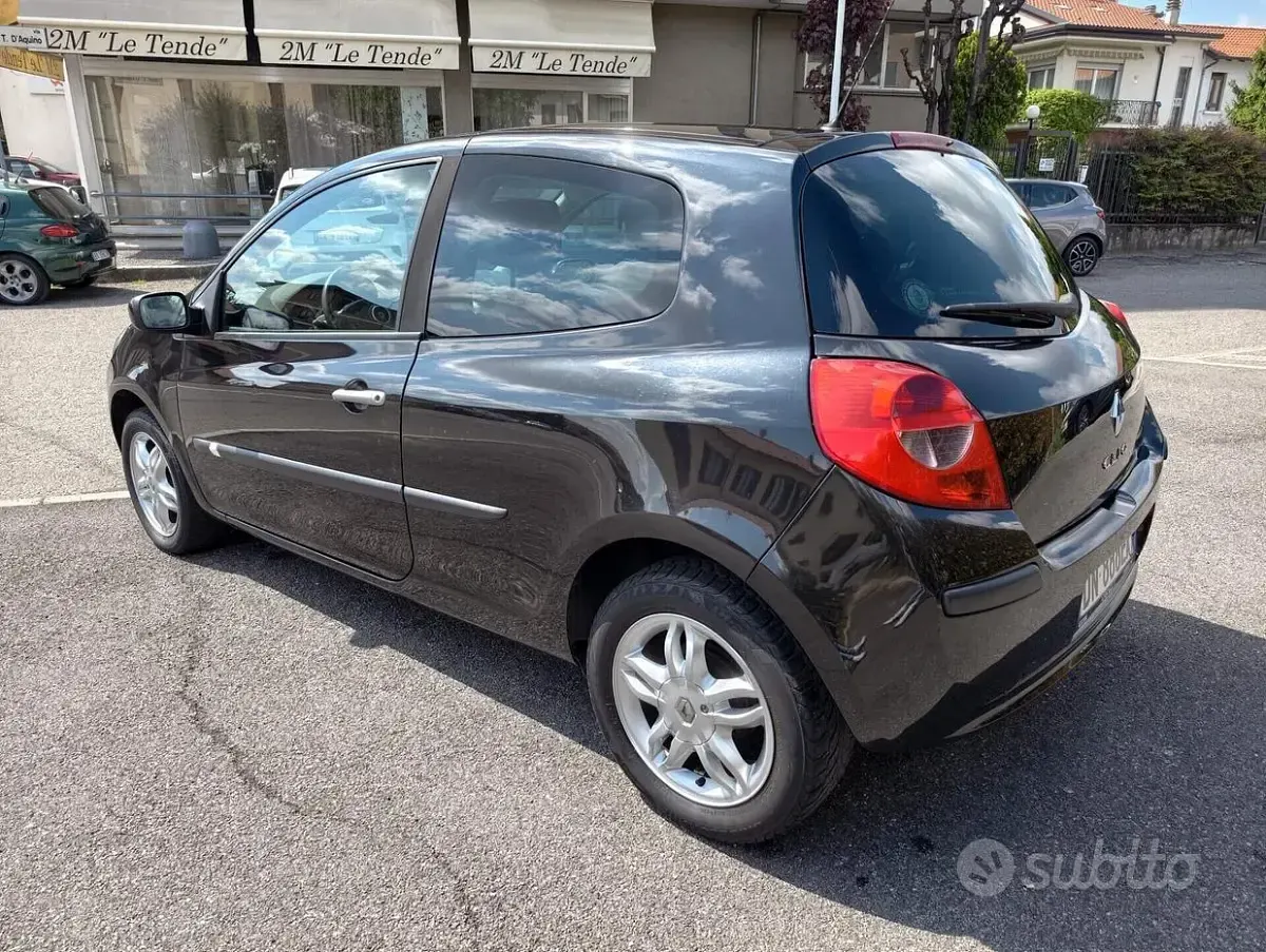 Usado Renault Clio II LE 75 CV (55 kW) 2008 Negro Berlina