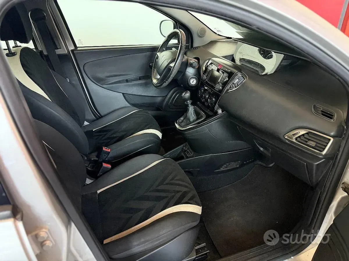 Usata Lancia Ypsilon Platinum 69 CV (50 kW) 2017 Grigio Utilitaria
