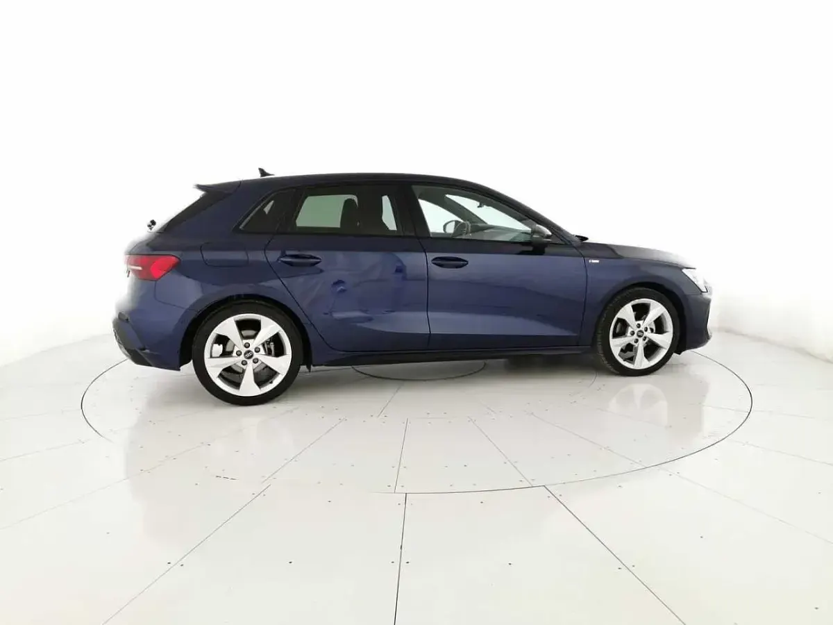 Usata Audi A3 S-Line 150 CV (110 kW) 2025 Blu navarra metallizzato Berlina