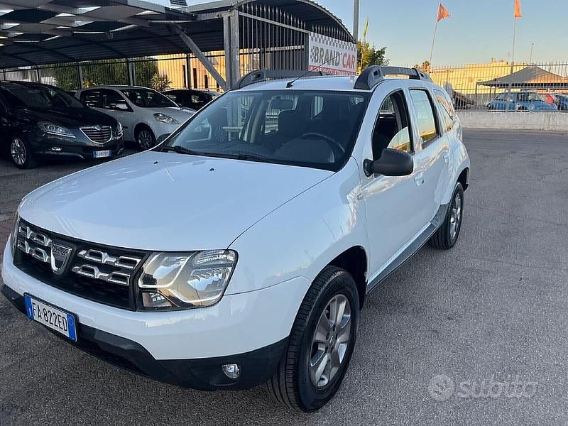Bianco Usata 2015 Dacia Duster Lauréate Station wagon | 7500 € (Buon prezzo) - Immagine 1/4