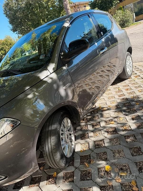 Usata Lancia Ypsilon 80 CV (58 kW) 2015 Grigio Utilitaria