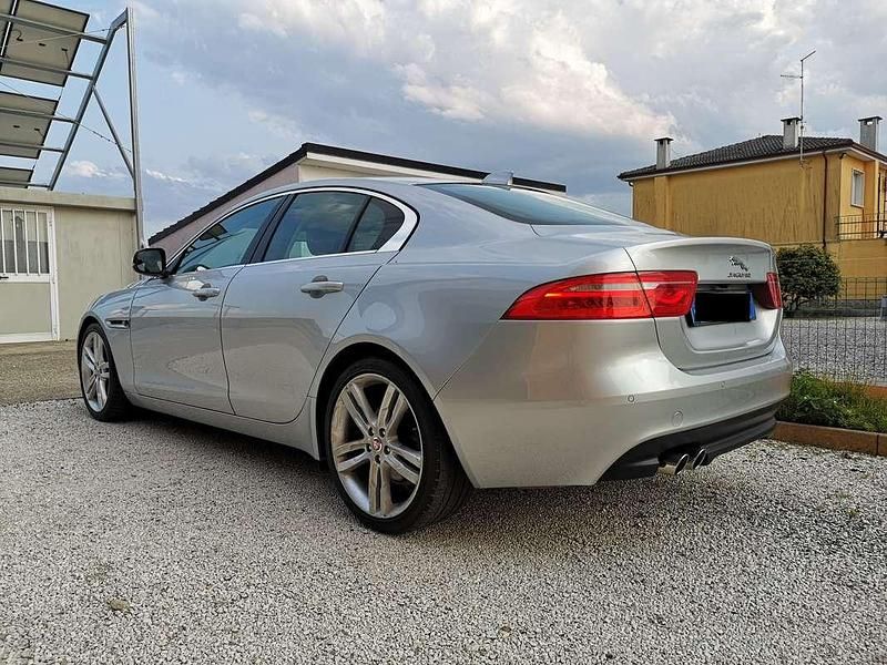 Usata Jaguar XE Portfolio 179 CV (131 kW) 2016 Argento Berlina