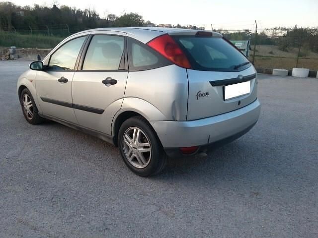 Usata Ford Focus Zetec 116 CV (85 kW) 2001 Grigio Berlina