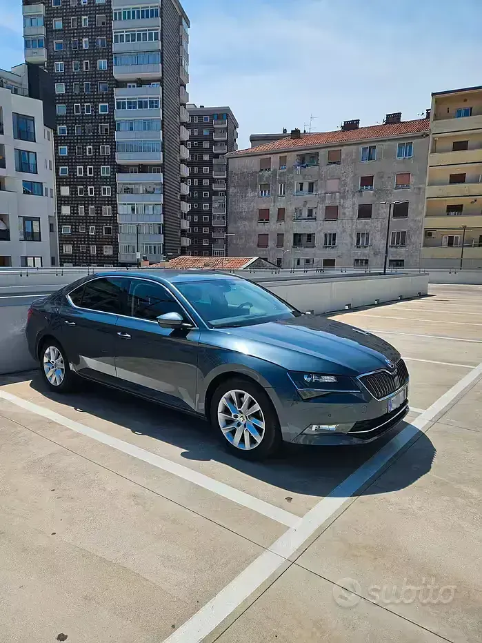 Usata Skoda Superb Executive 150 CV (110 kW) 2018 Grigio Berlina
