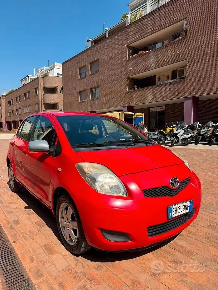 Usata Toyota Yaris 69 CV (50 kW) 2011 Rosso Utilitaria