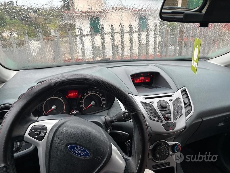 Usata Ford Fiesta Individual 95 CV (69 kW) 2011 Utilitaria