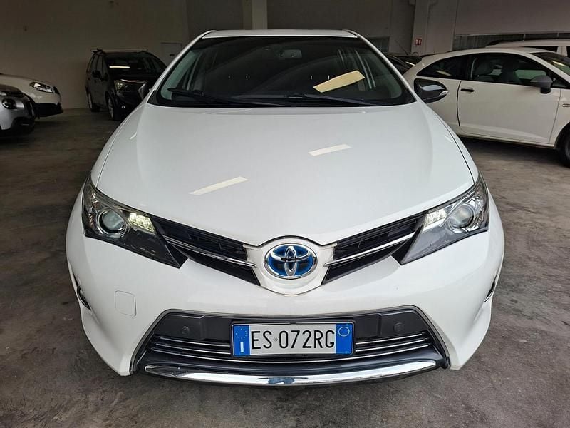 Usata Toyota Auris Hybrid Active 99 CV (72 kW) 2013 Bianco Berlina