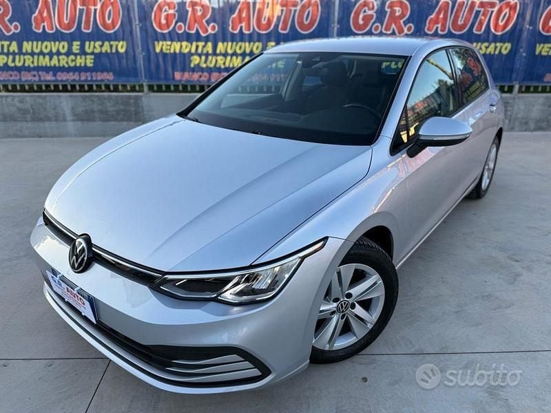 Grigio Usata 2021 VW Golf Tre volumi | 18.900 € (Buon prezzo) - Immagine 1/4
