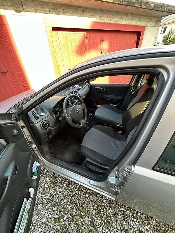 Usata Fiat Punto Active 60 CV (44 kW) 2005 Argento Berlina