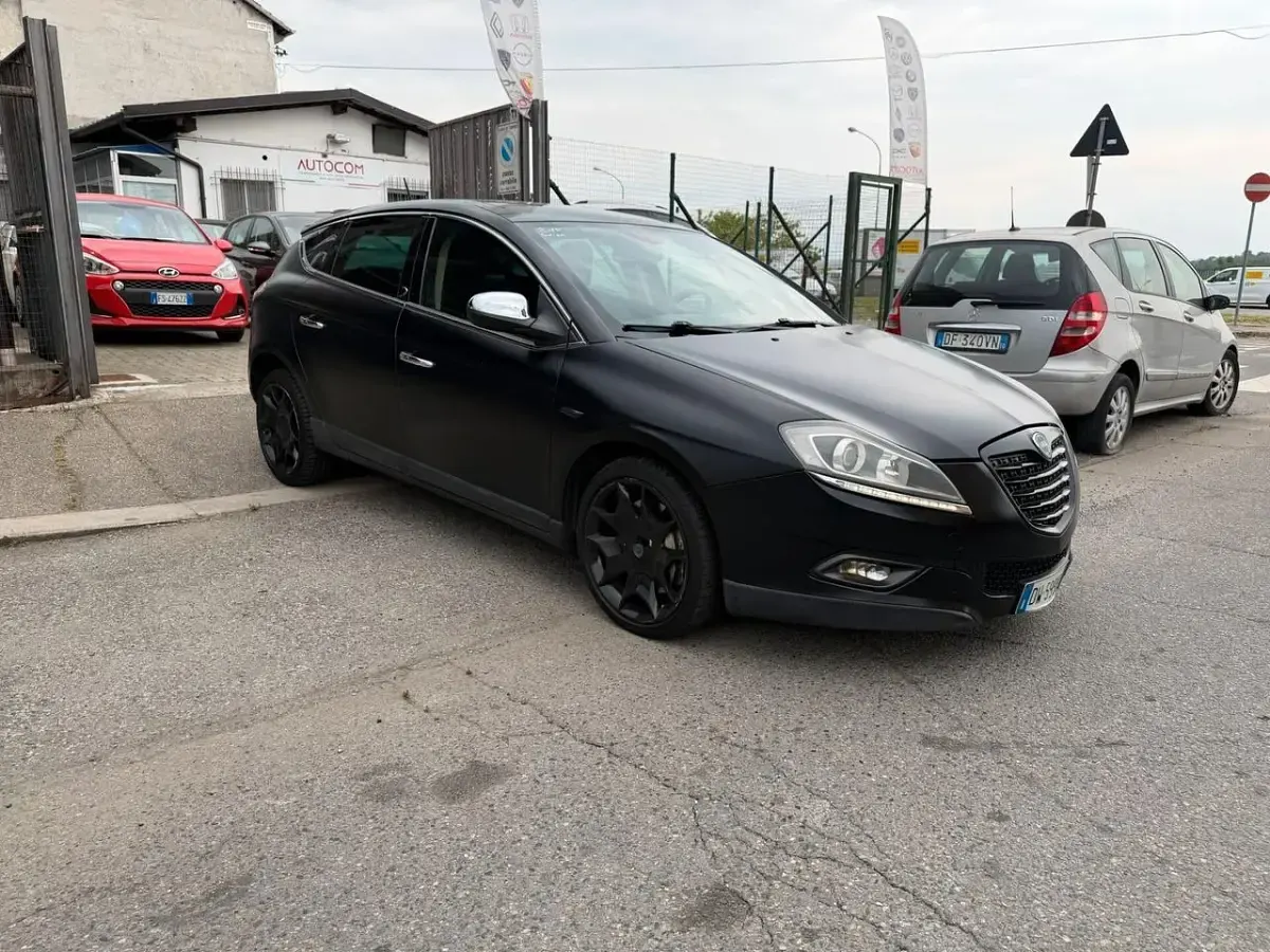 Begagnad Lancia Delta 200 HK (147 kW) 2009 Svart Halvkombi