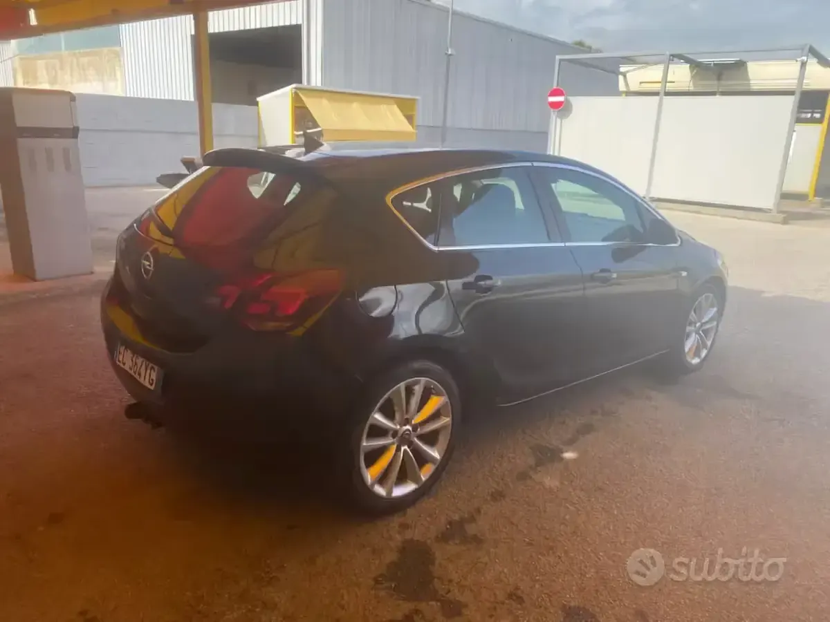 Usata Opel Astra Cosmo 125 CV (91 kW) 2010 Nero Berlina