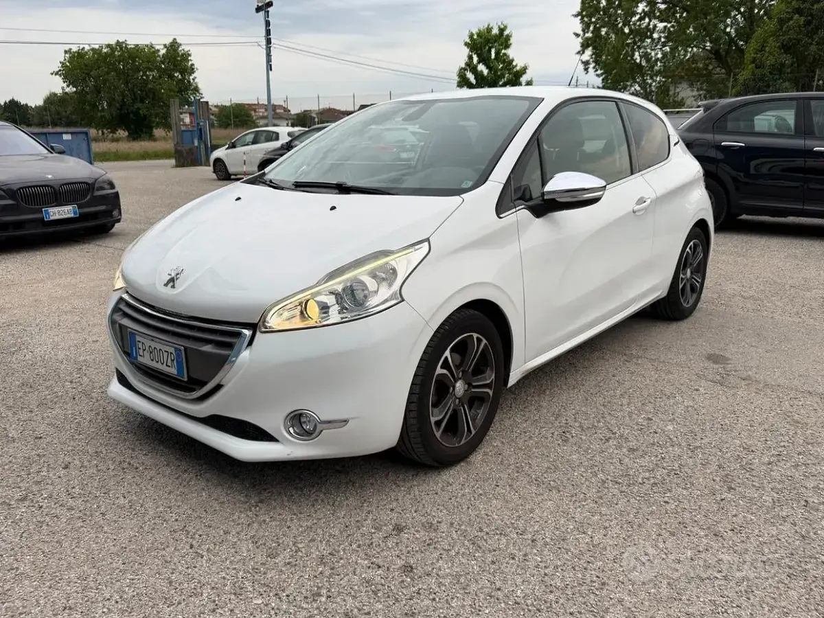 Usata Peugeot 208 Access 82 CV (60 kW) 2013 Bianco Utilitaria
