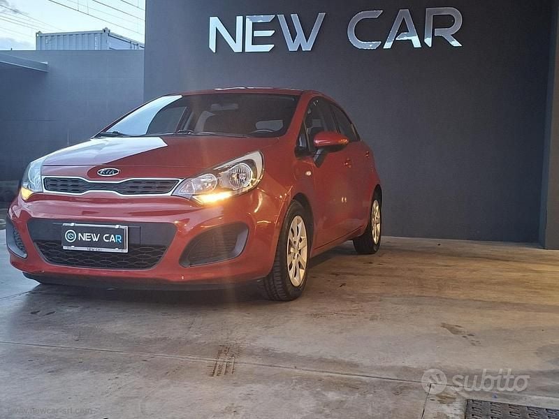 Käytetty Kia Rio EX 85 HP (62 kW) 2012 Punainen Sedan