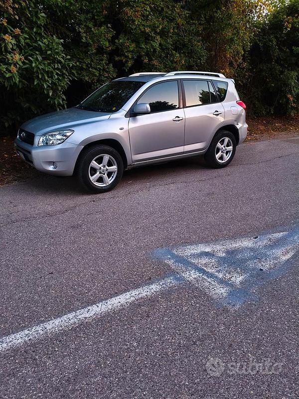 Grigio Usata 2006 Toyota RAV4 SUV | 4500 € (Buon prezzo) - Immagine 1/4