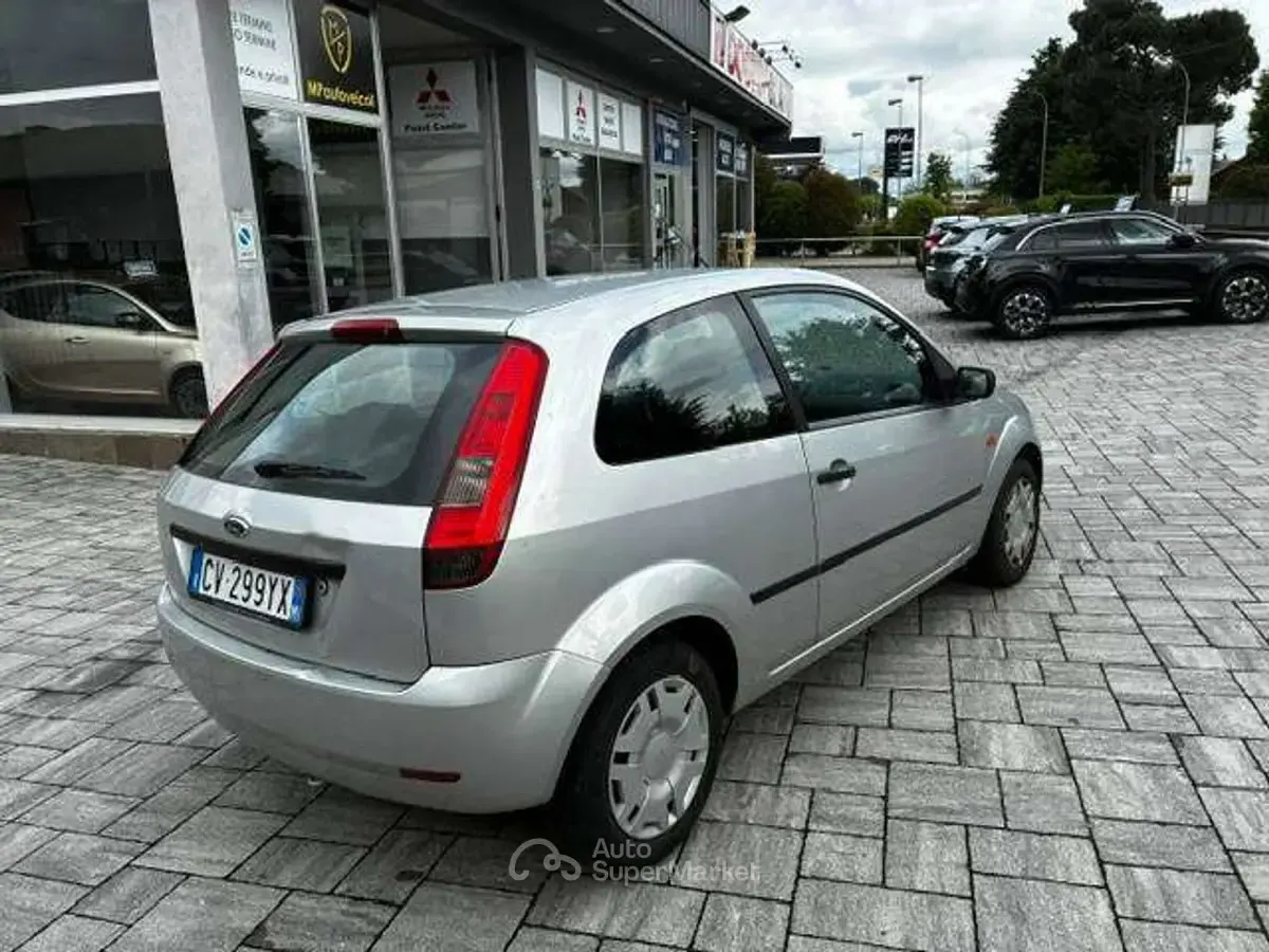 Usado Ford Fiesta Ambiente 75 HP (55 kW) 2005 Prateado Citadino