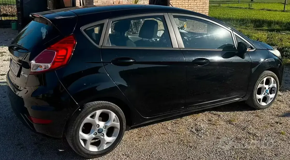 Usata Ford Fiesta 75 CV (55 kW) 2014 Nero Utilitaria